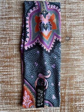 Skida Women's Paisley Headband with buttons for face mask - great for healthcare